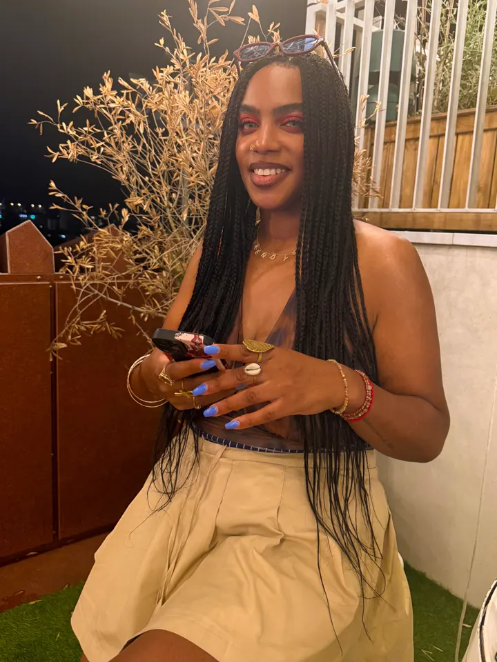 Célia, souriante, prête pour votre prochaine collaboration